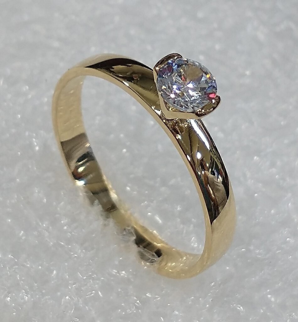 Anillo solitario en oro amarillo con piedra central redonda, hecho a mano en Joyería D'Mario, Neiva